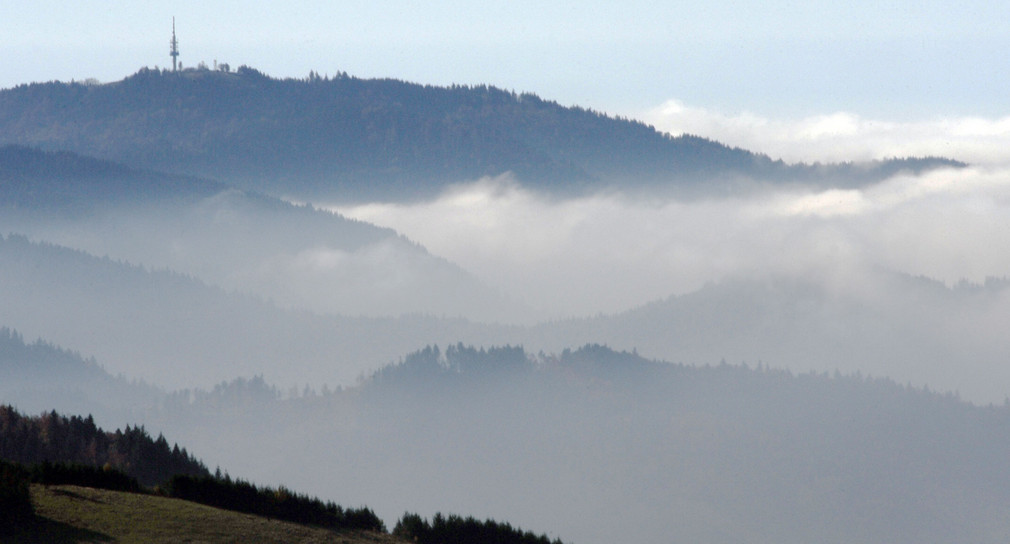 Der Belchen und Bergtäler ragen auf dem Schauinslans aus dem Nebelmeer. (Foto: © dpa)