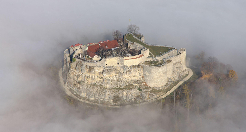 Die Festungsruine Hohenneuffen thront sichtbar auf einem Kalkfelsen und bietet eine außerordentliche Aussicht. (Foto: © Staatliche Schlösser und Gärten Baden-Württemberg, Thomas Blank)