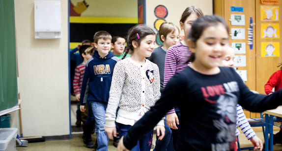 Grundschule Schüler laufen ins Klassenzimmer