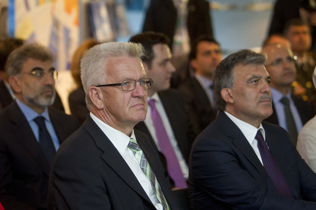 Ministerpräsident Winfried Kretschmann (vorne links) und der türkische Staatspräsident Abdullah Gül (vorne rechts) beim Besuch des Zentrums für Sonnenenergie- und Wasserstoffforschung Baden-Württemberg (ZSW) in Stuttgart