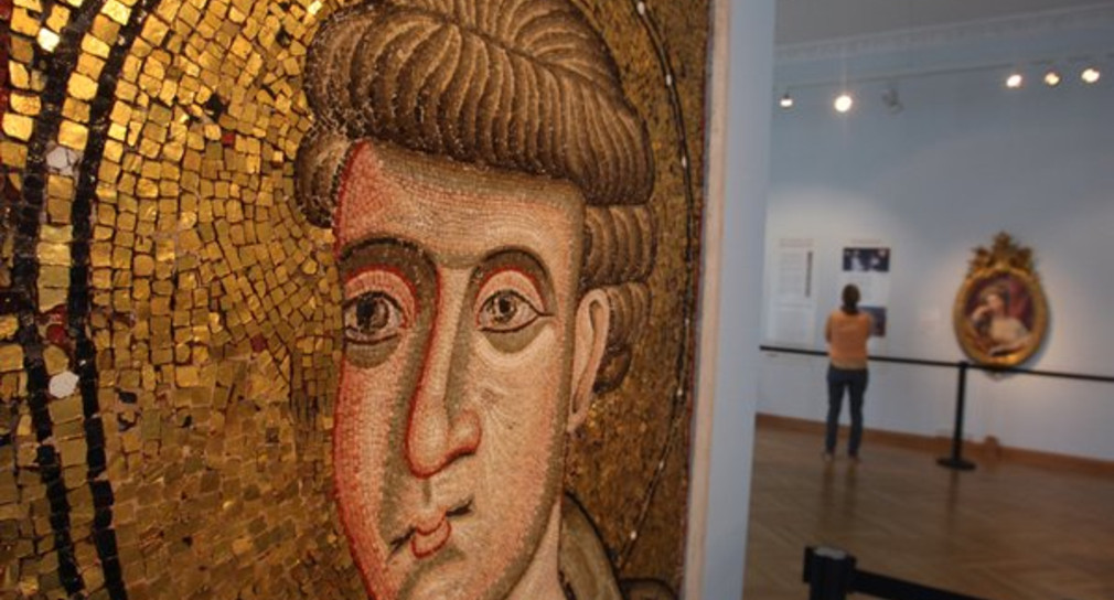 Ein Mosaik welches den Kopf eines Apostels, vermutlich des heiligen Thomas darstellt, in der städtischen Galerie in Überlingen (Foto: dpa)