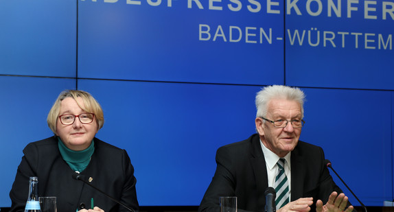 Ministerpräsident Winfried Kretschmann (r.) und Wissenschaftsministerin Theresia Bauer (l.) bei der Regierungspressekonferenz