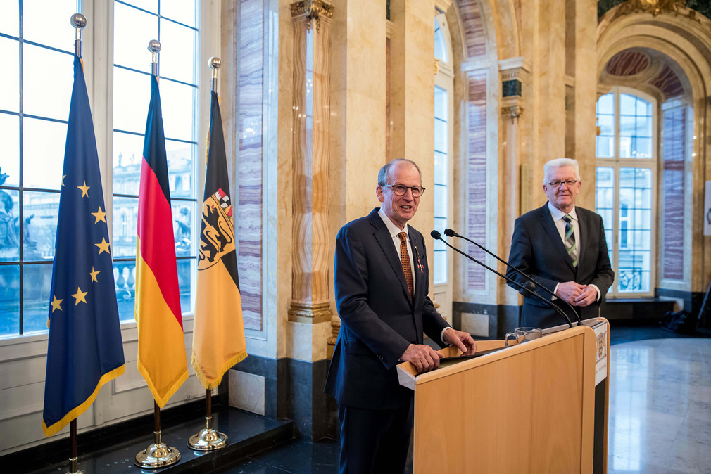 Rainer Reichhold (l.) bei seiner Dankesrede, daneben Ministerpräsident Winfried Kretschmann (r.)