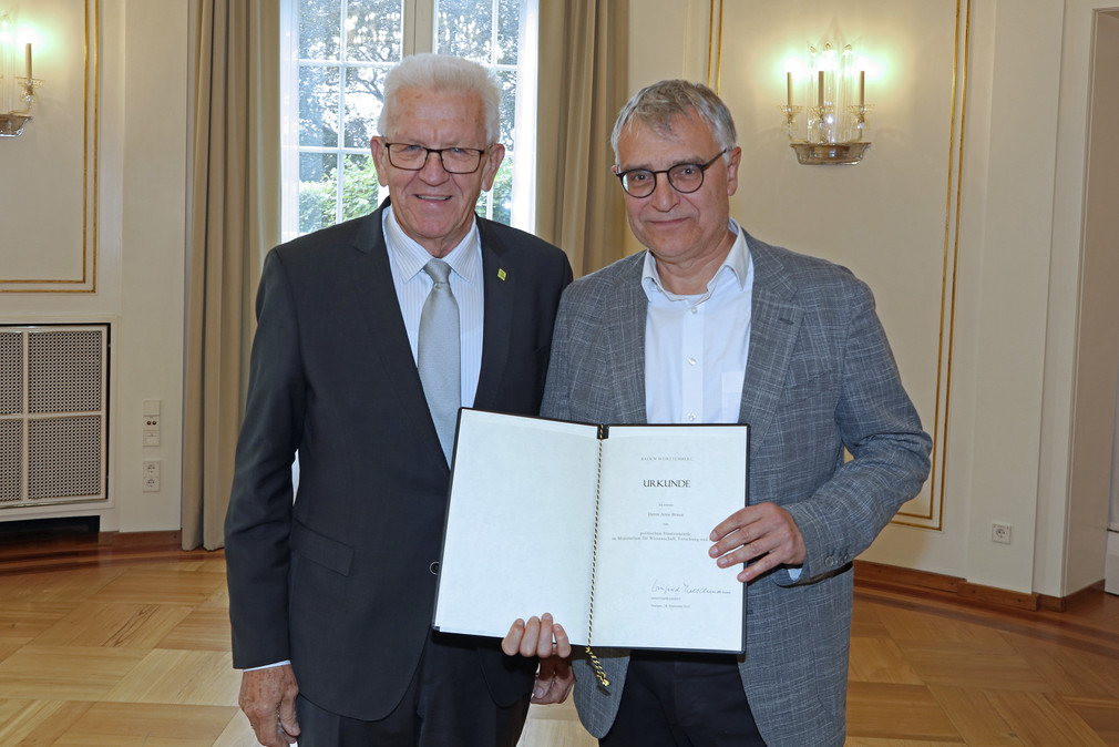 Ministerpräsident Winfried Kretschmann (links) und Staatssekretär Arne Braun (rechts)