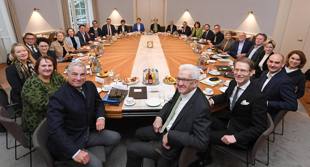 Übersicht Unsere Politikthemen von A bis Z Die Kabinettsmitglieder sitzen am Kabinettstisch der Villa Reitzenstein.