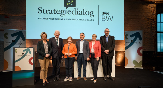 von links nach rechts: Wirtschaftsministerin Dr. Nicole Hoffmeister-Kraut, Ministerpräsident Winfried Kretschmann, Bauministerin Nicole Razavi, Hubert Rhomberg, Geschäftsführer der Rhomberg Holding, Staatssekretärin Andrea Lindlohr und Dr. Olaf Joachim, Staatssekretär im Bundesministerium für Wohnen, Stadtentwicklung und Bauwesen