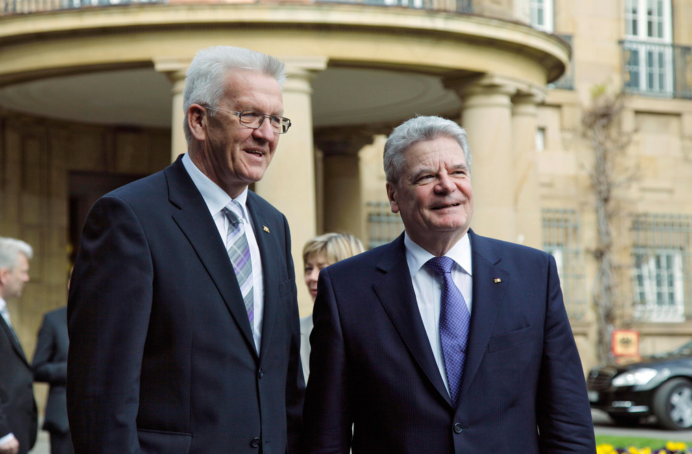 Ministerpräsident Winfried Kretschmann (l.) und Bundespräsident Joachim Gauck (r.) vor der Villa Reitzenstein in Stuttgart