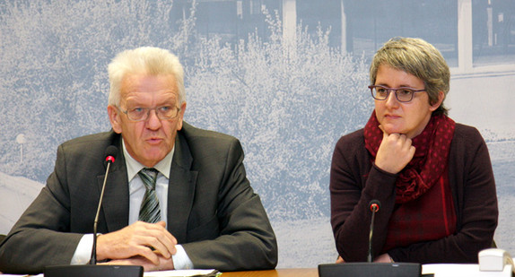 Ministerpräsident Winfried Kretschmann (l.) und die Ministerin im Staatsministerium, Silke Krebs (r.), am 20. November 2012 bei der Regierungspressekonferenz im Landtag in Stuttgart