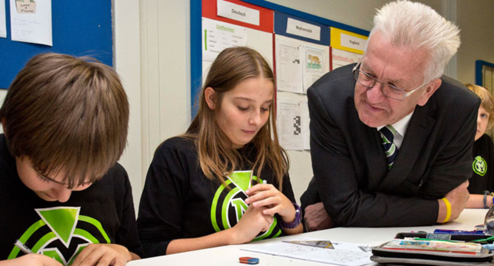 Ministerpräsident Kretschmann besucht eine Gemeinschaftsschule.