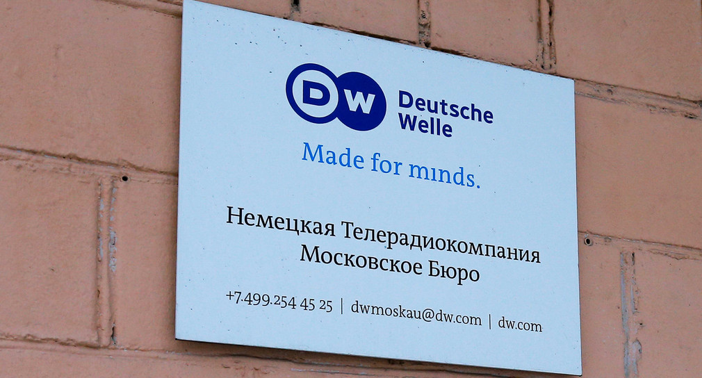 Das Schild des Moskauer Büros der Deutschen Welle ist an der Wand eines Wohnhauses in Moskau zu sehen.