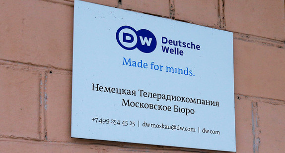Das Schild des Moskauer Büros der Deutschen Welle ist an der Wand eines Wohnhauses in Moskau zu sehen.
