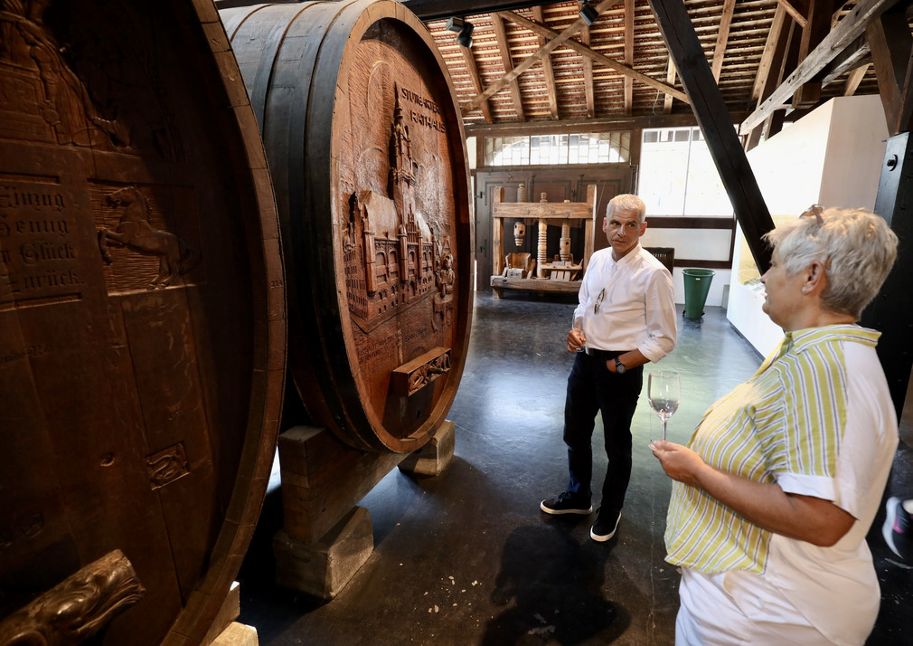 Tourismusreise Staatssekretär Rapp besucht Region Stuttgart Staatssekretär Rapp zu Besuch im Weinbaumuseum in Stuttgart-Uhlbach