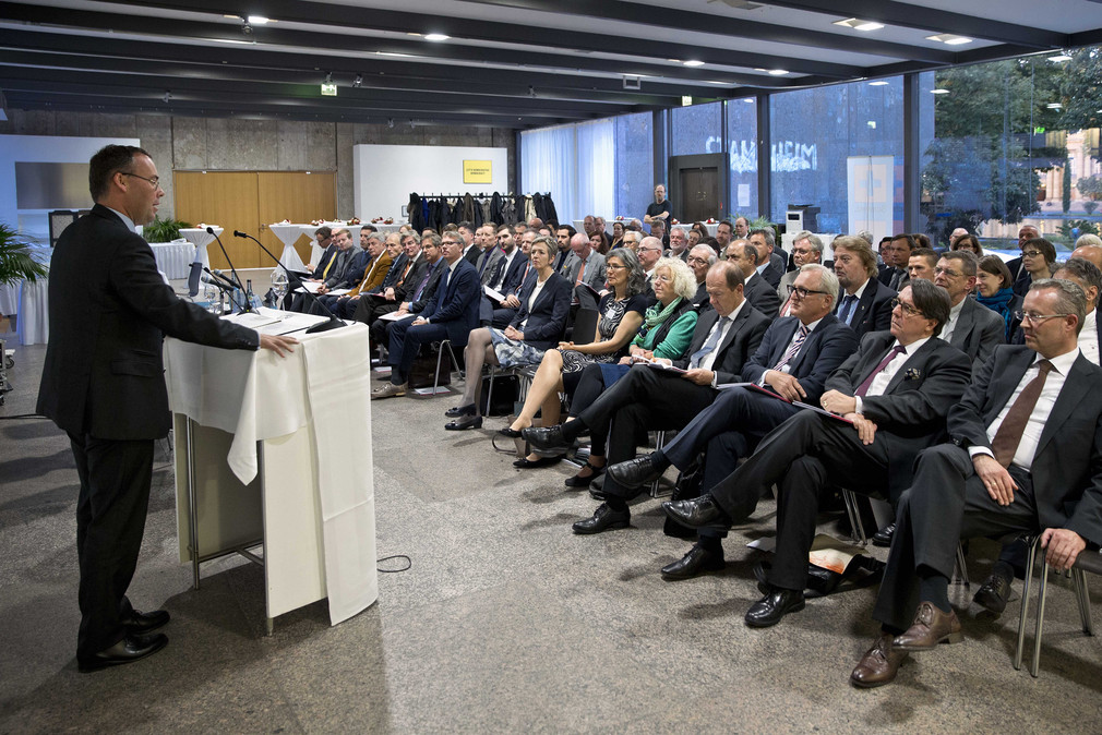 Europaminister Peter Friedrich begrüßt die Teilnehmer und Gäste der Podiumsdiskussion. 