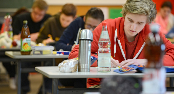 Schüler während einer Prüfung (© dpa)