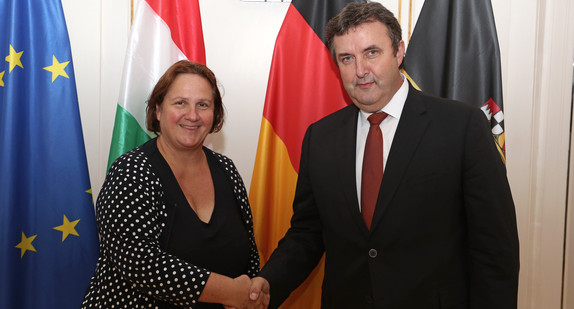 Staatsministerin Theresa Schopper (l.) und der ungarische Minister für Innovation und Technologie, Dr. László Palkovics (r.) (Bild: Staatsministerium Baden-Württemberg)