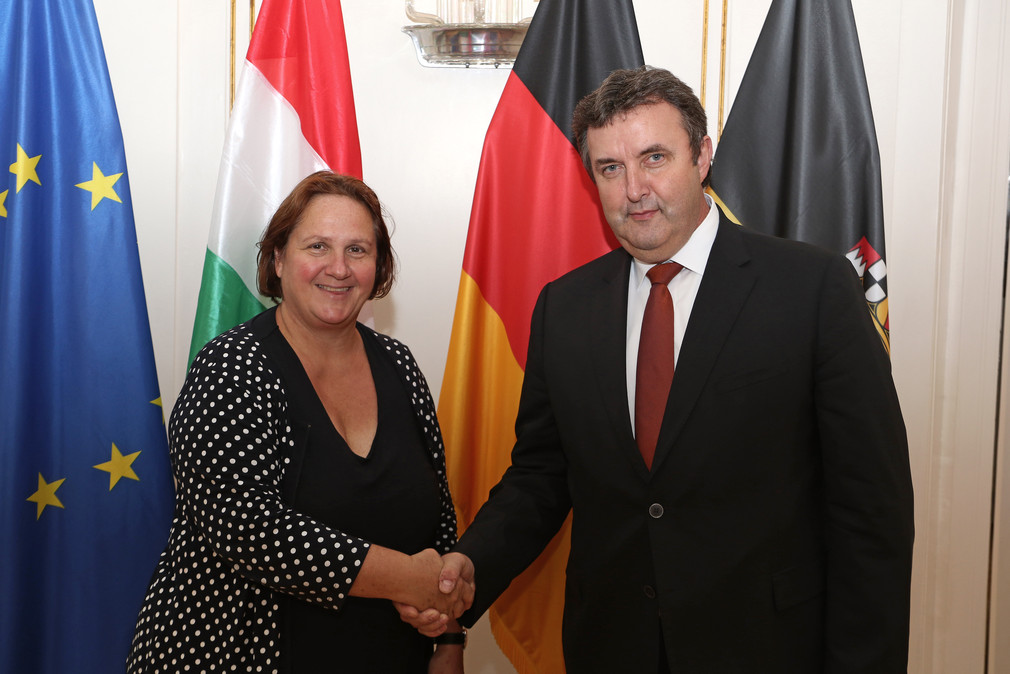 Staatsministerin Theresa Schopper (l.) und der ungarische Minister für Innovation und Technologie, Dr. László Palkovics (r.) (Bild: Staatsministerium Baden-Württemberg)