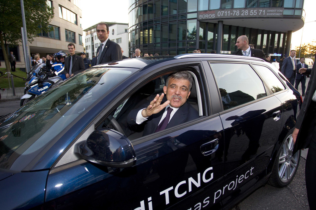 Der türkische Staatspräsident Abdullah Gül beim Besuch des Zentrums für Sonnenenergie- und Wasserstoffforschung (ZSW) in einem methanbetriebenen Fahrzeug