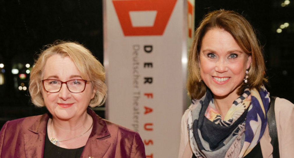 Theresia Bauer (l.), Ministerin für Wissenschaft, Forschung und Kunst, und die Staatssekretärin im Ministerium für Wissenschaft, Forschung und Kunst, Petra Olschowski (r.), bei der Verleihung des Deutschen Theaterpreises DER FAUST in Freiburg (Quelle: Deutscher Bühnenverein).