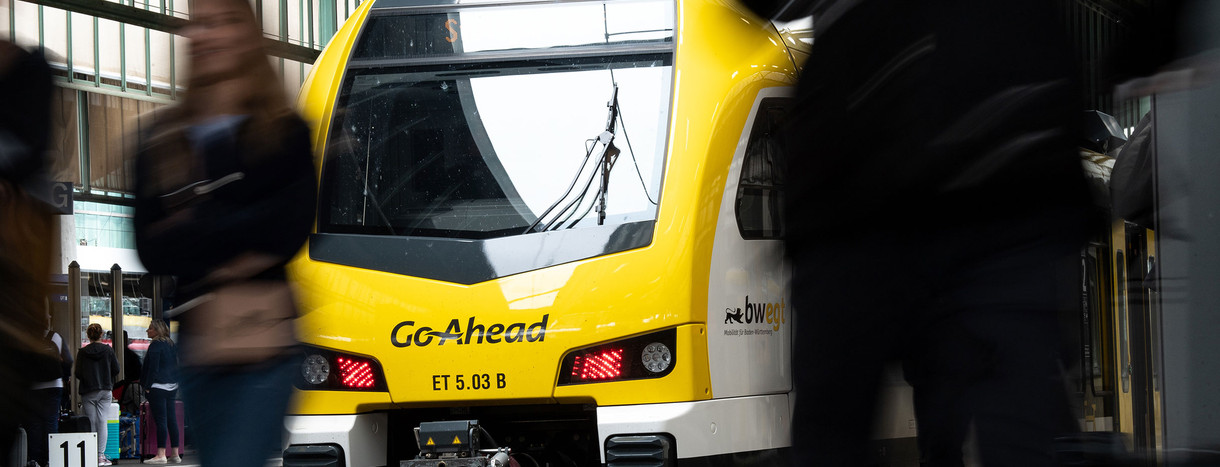 Ein Zug des Typs FLIRT des Zugbetreibers Go-Ahead steht am Stuttgarter Hauptbahnhof. (Foto: dpa)
