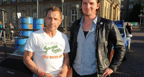 Die Schauspieler Richy Müller (l.) und Felix Klare (r.) posieren am Freitag (25.05.2012) in Stuttgart  vor der Premiere des SWR-Tatorts "Tote Erde". (Foto: dpa)
