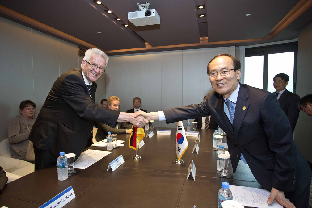 Bundesratspräsident Winfried Kretschmann (l.) trifft den Umweltminister Yoon Seong-kyu (r.) in Seoul (Südkorea)