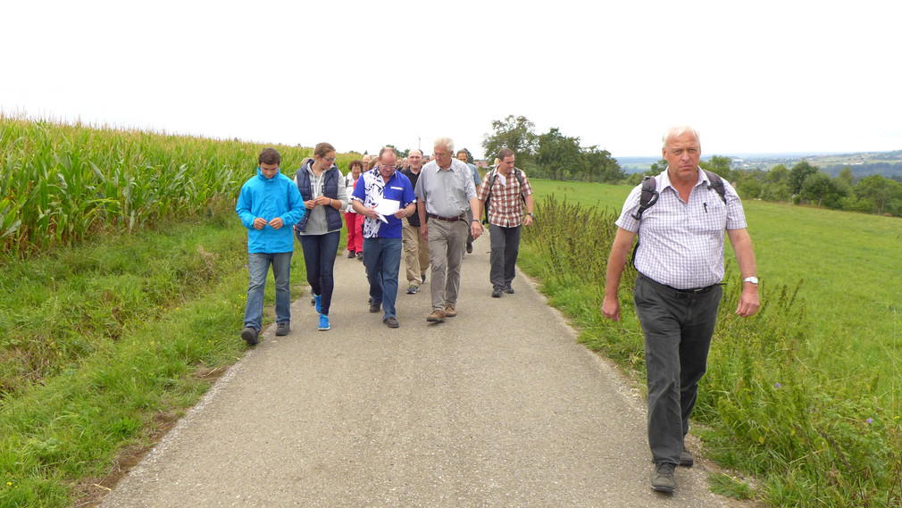 Ministerpräsident Winfried Kretschmann (M.) mit einer Wandergruppe unterwegs im Landkreis Calw