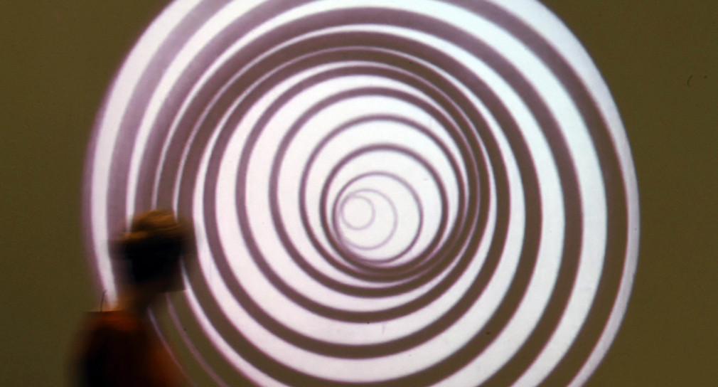 Eine Besucherin des Karlsruher Zentrum für Kunst und Medien (ZKM) geht an einer Video-Installation von Marcel Duchamp vorbei. (Bild: picture alliance/Uli Deck/dpa)
