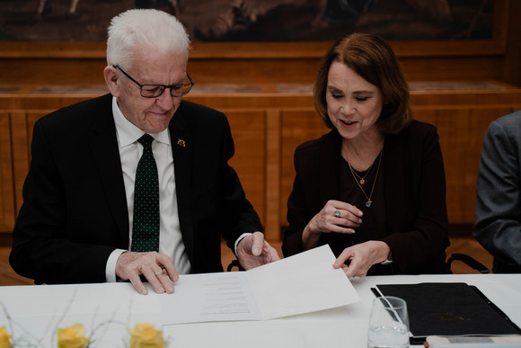 Ministerpräsident Winfried Kretschmann (links) und Wissenschaftsministerin Petra Olschowski (rechts) bei der Unterzeichnung der Gründungsvereinbarung für connAIx 