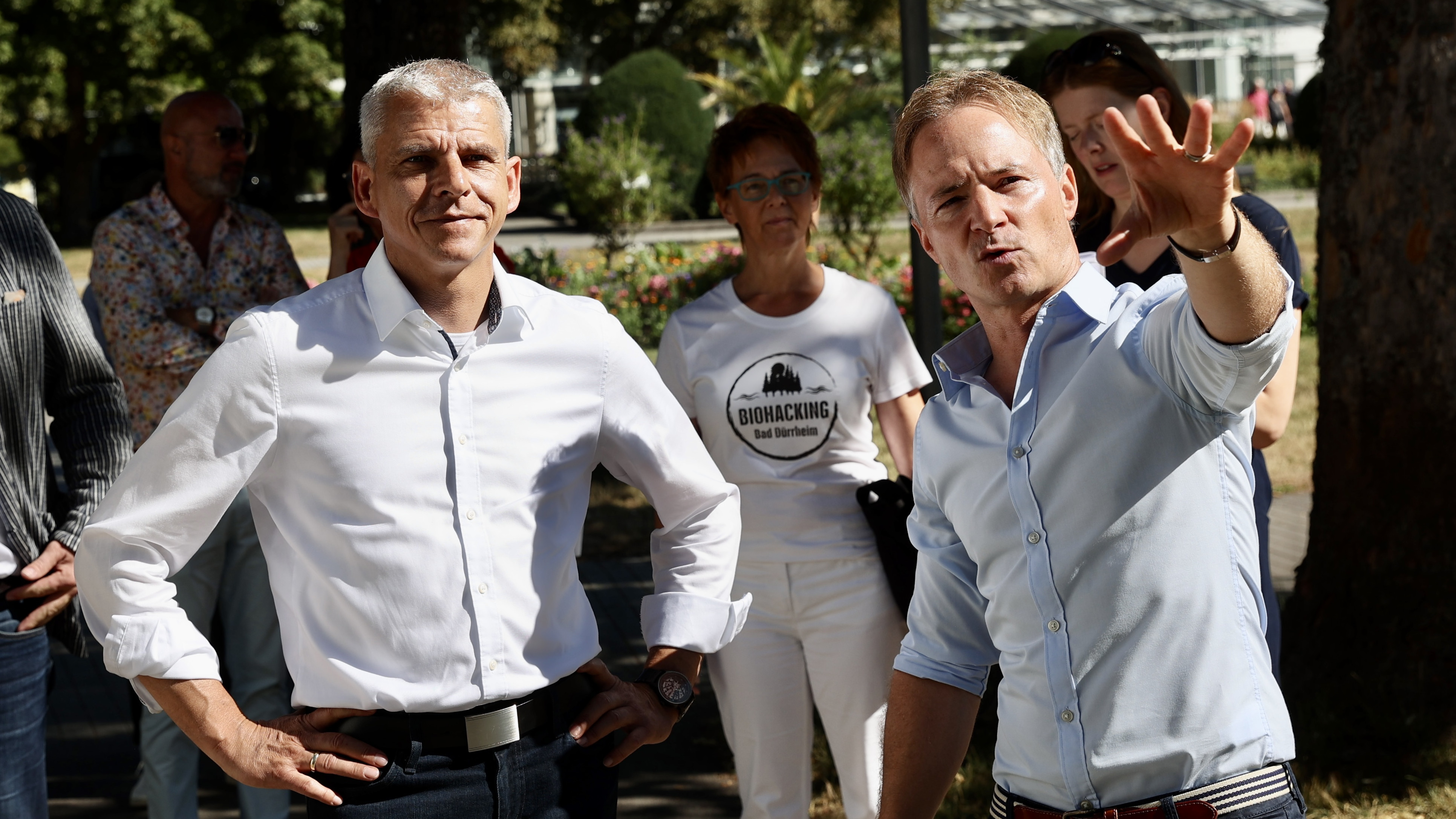 Markus Spettel, Geschäftsführer der Kur- und Bäder GmbH Bad Dürrheim, spricht mit Staatssekretär Dr. Patrick Rapp im Natur- und Erlebnispark Bad Dürrheim