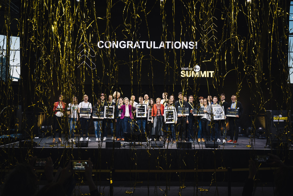Veranstaltung Start-up BW Summit 2022 Die Top 7 Start-ups des Start-up BW Summits auf der Bühne mit Ministerin Hoffmeister-Kraut