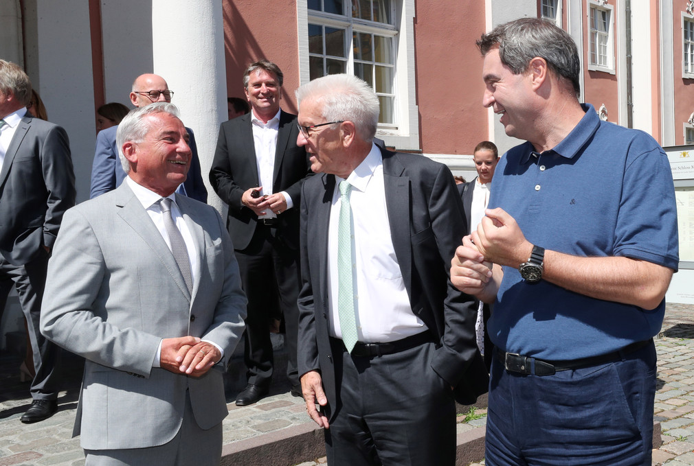 Innenminister Thomas Strobl (l.), Ministerpräsident Winfried Kretschmann (M.) und Ministerpräsident Dr. Markus Söder (r.) (Bild: Staatsministerium Baden-Württemberg)