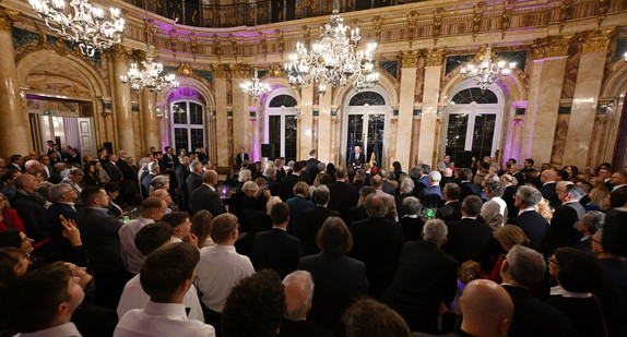 Blick in den Marmorsaal des Neuen Schlosses in Stuttgart bei der Ansprache von Ministerpräsident Winfried Kretschmann (im Hintergrund)