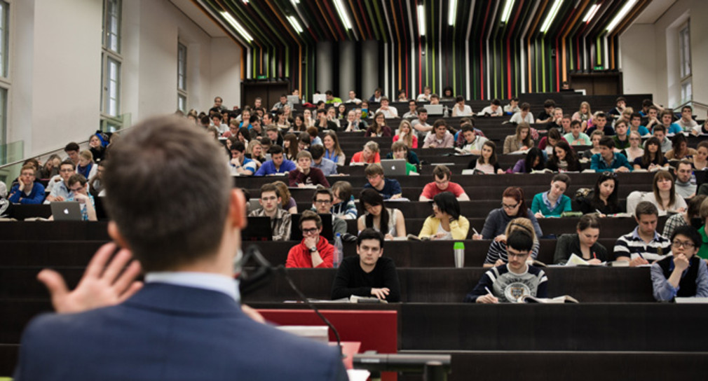 Ein Dozent hält vor Studenten eine Vorlesung. (Foto: © Shooresh Fezoni)
