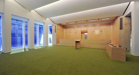 In Karlsruhe wurde am Dienstag (21.06.2011) der vorübergehende Amtssitz des Bundesverfassungsgerichts vorgestellt. Hier zu sehen der Sitzungssaal. (Foto: dpa)