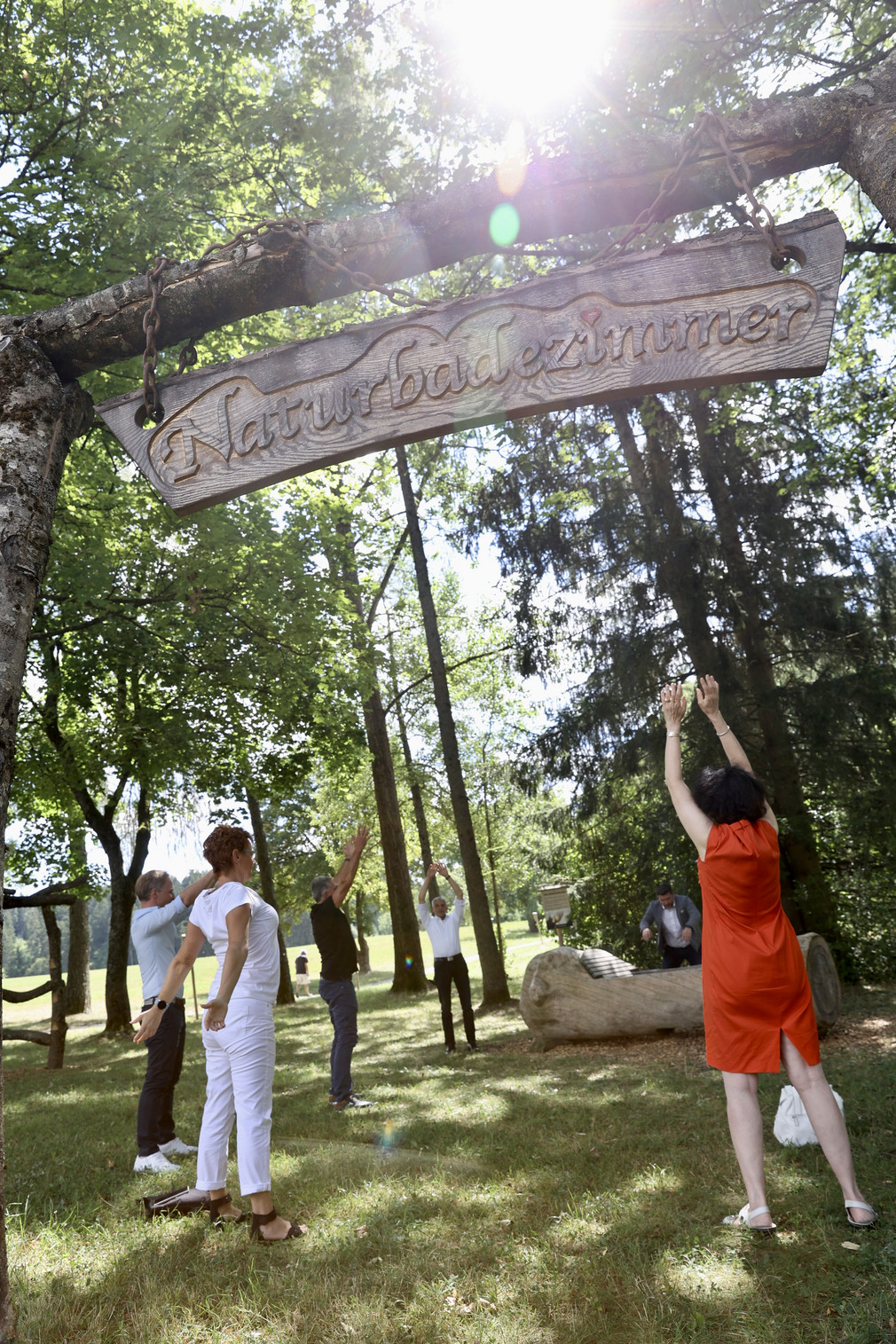 Tourismusreise Staatssekretär Rapp reist in den Schwarzwald Das Waldbadezimmer in Bad Dürrheim