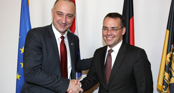 Europaminister Peter Friedrich (r.) und der kroatische Wirtschaftsminister Ivan Vrdoljak (l.)