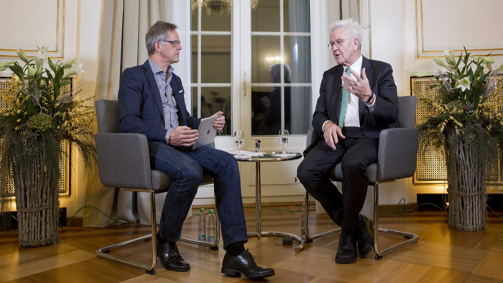 Ministerpräsident Winfried Kretschmann (r.) und Regierungssprecher Rudi Hoogvliet (l.) bei der Online-Sprechstunde