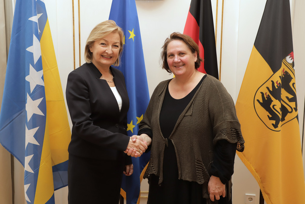 Staatsministerin Theresa Schopper (r.) und die Botschafterin von Bosnien und Herzegowina, Jadranka Winbow (l.) (Bild: Staatsministerium Baden-Württemberg)