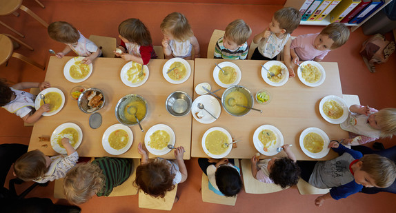 Krippen-Kinder essen Kartoffelsuppe zu Mittag (Bild: © dpa)