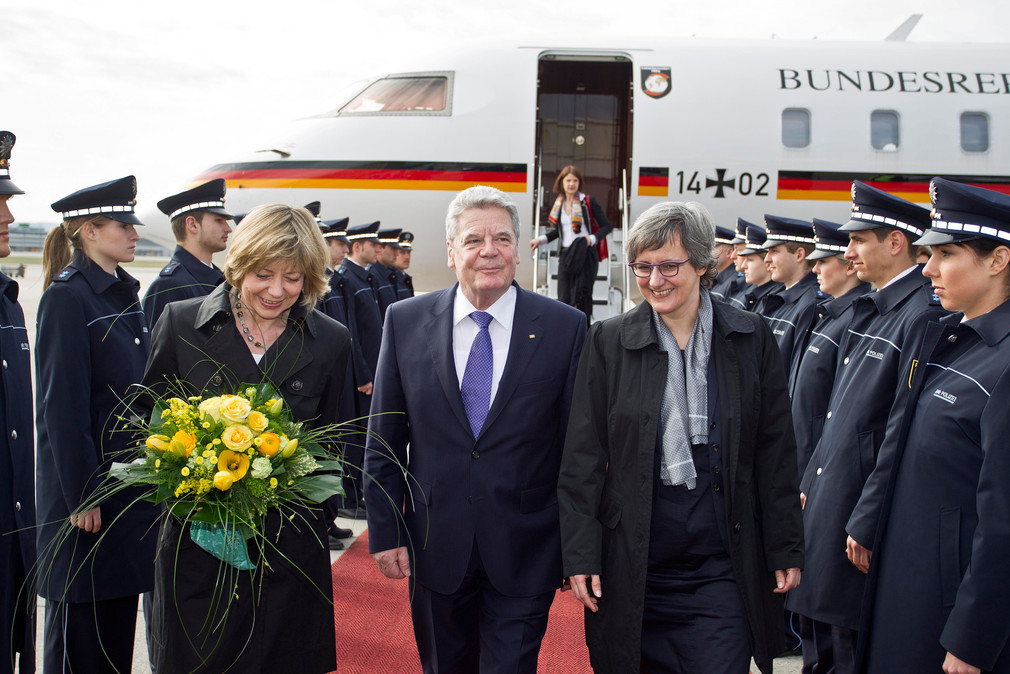 Ministerin Silke Krebs (r.) empfängt Bundespräsident Joachim Gauck (M.) und seine Lebensgefährtin Daniela Schadt (l.) am Stuttgarter Flughafen