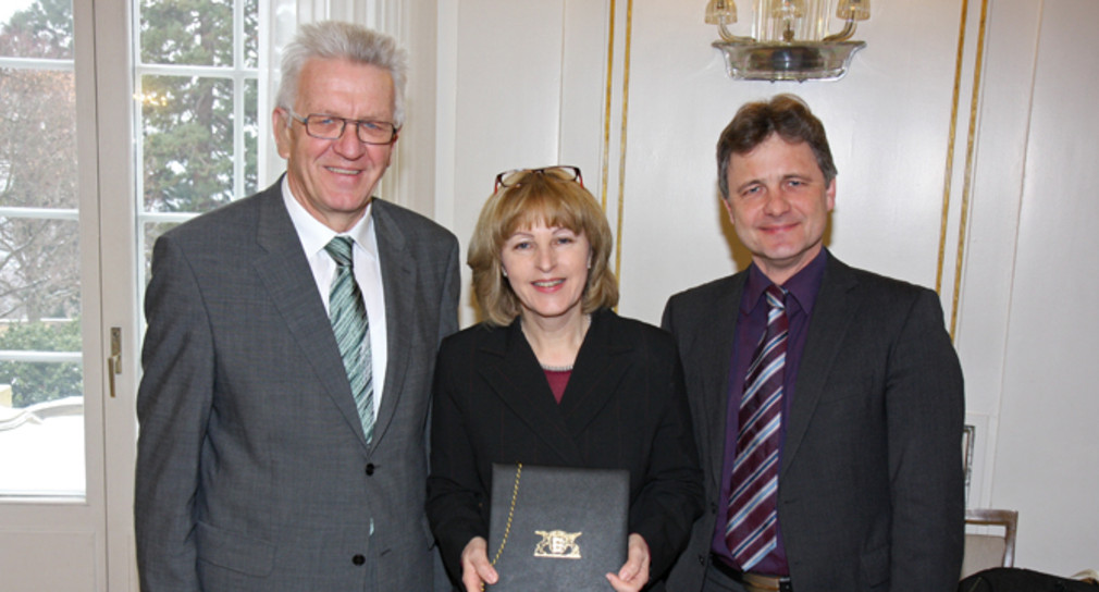 Ministerpräsident Winfried Kretschmann (l.), Marion von Wartenberg (M.) und Dr. Frank Mentrup (r.) am 26. Februar 2013 in der Villa Reitzenstein in Stuttgart