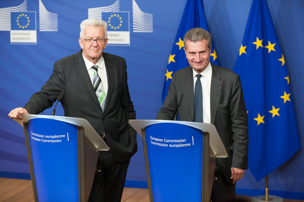 Ministerpräsident Winfried Kretschmann (l.) und der EU-Kommissar für Digitale Wirtschaft und Gesellschaft, Günther Oettinger (r.) bei einer Pressekonferenz