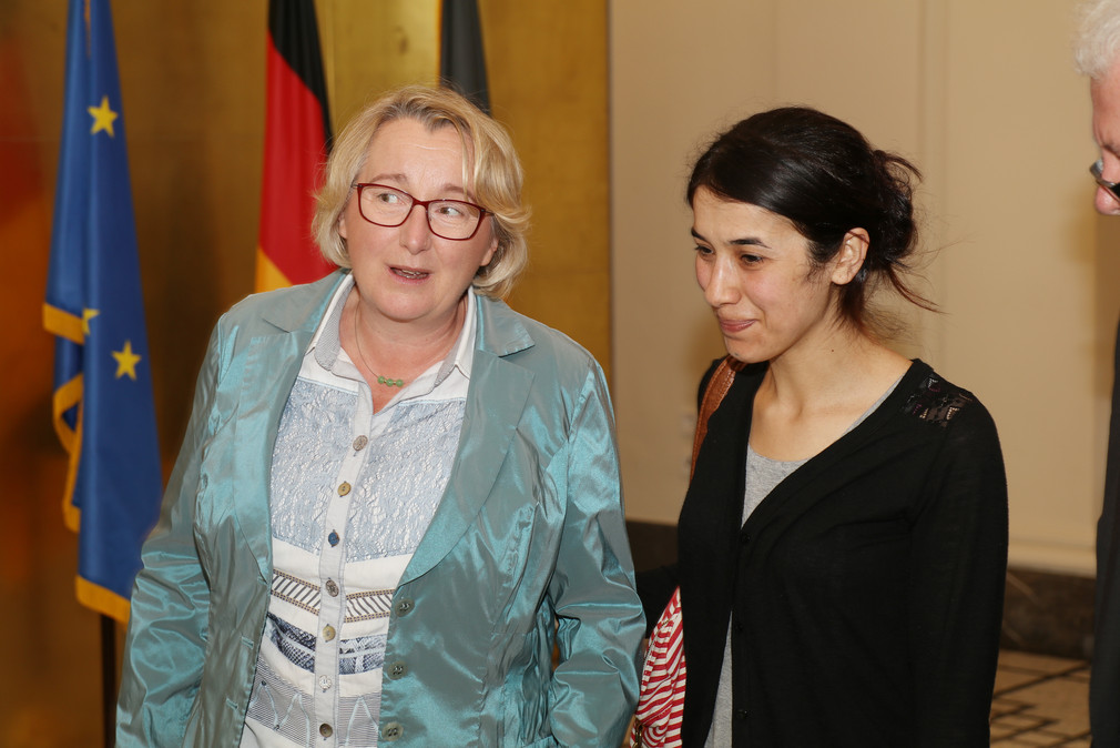 Wissenschaftsministerin Theresia Bauer (l.) mit Nadia Murad (r.).