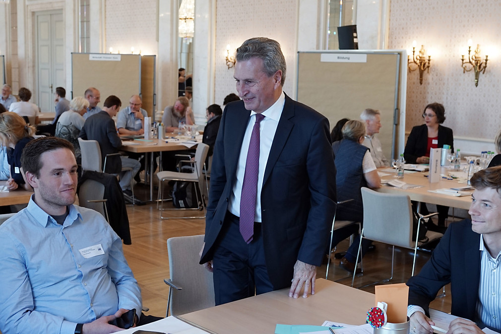 EU-Kommissar Günther Oettinger im Gespräch mit Bürgerinnen und Bürgern (Bild: Staatsministerium Baden-Württemberg/Jan Georg Plavec)