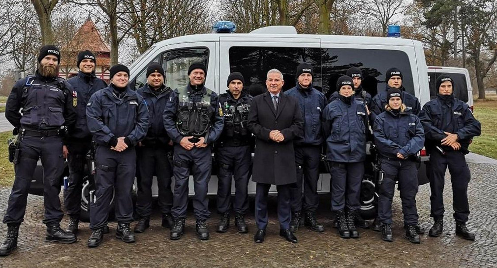 Innenminister Thomas Strobl mit Polizisten in Magdeburg (Bild: © Innenministerium Baden-Württemberg)