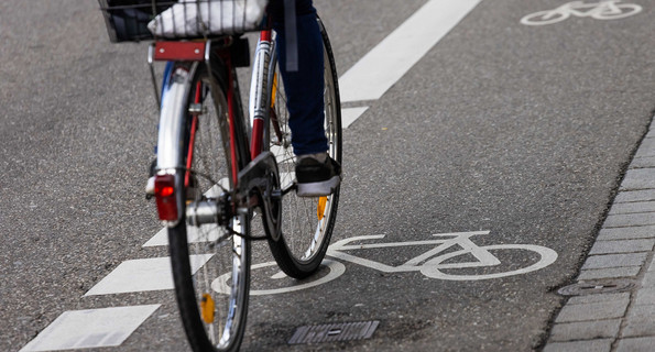 Ein Radfahrer fährt auf einem Fahrrad-Schutzstreifen. 