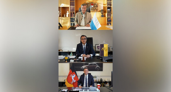In drei übereinander angeordneten Bildausschnitten sind die Ministerpräsidenten von Bayern, Baden-Württemberg und Niedersachsen zu sehen; sie sitzen jeweils in separaten Büros an einem Schreibtisch mit den jeweiligen Länder-Flaggen.
