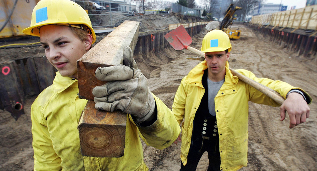 Zwei Bauarbeiter auf einer Baustelle in Mannheim (Bild: dpa)
