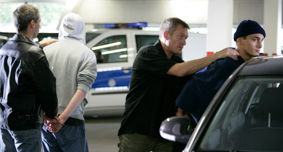 Verhaftung von zwei Tatverdächtigen. Quelle: www.polizei-beratung.de