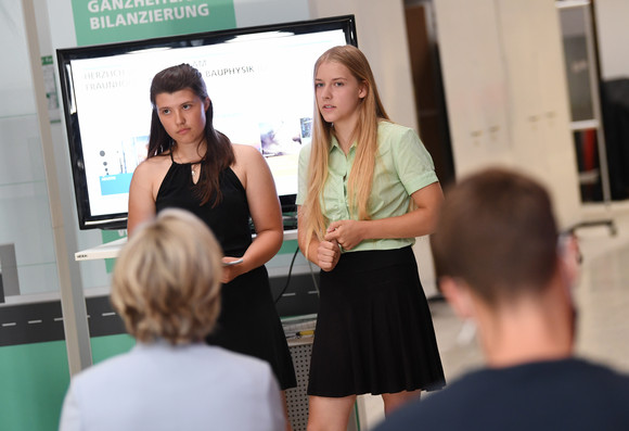 Termin im Fraunhofer-Institut für Bauphysik IBP in Stuttgart, im Rahmen der Sommerreise „Umweltschutz, CO²-neutrale Produktion und Recycling: Baden-Württembergs Wirtschaft auf dem Weg zur nachhaltigen Produktion“